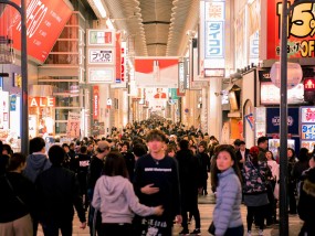 亚洲免费视频费观看在线:上市后年度首亏，企业面临的挑战与未来展望 迎上市后首次季度亏损